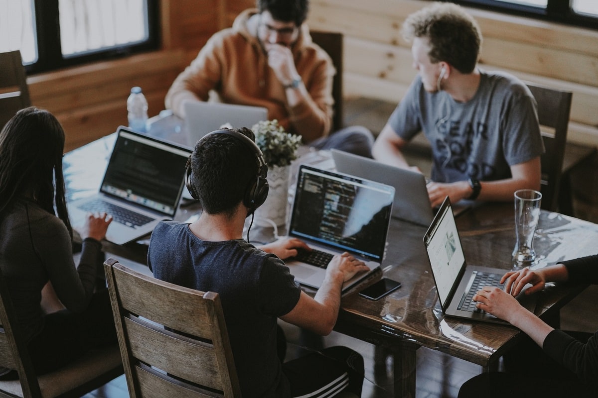 Flycreative team of web developer and graphic designer
